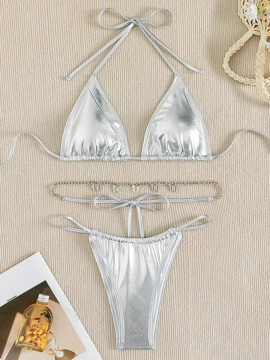 Srebrny kostium kąpielowy bikini z ozdobnym łańcuszkiem